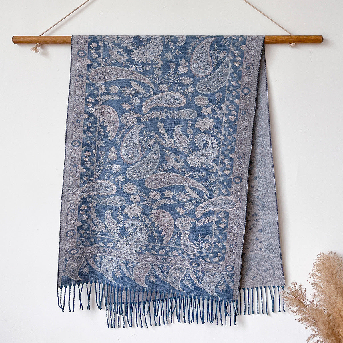 Warmer Jacquard-Poncho mit Quasten