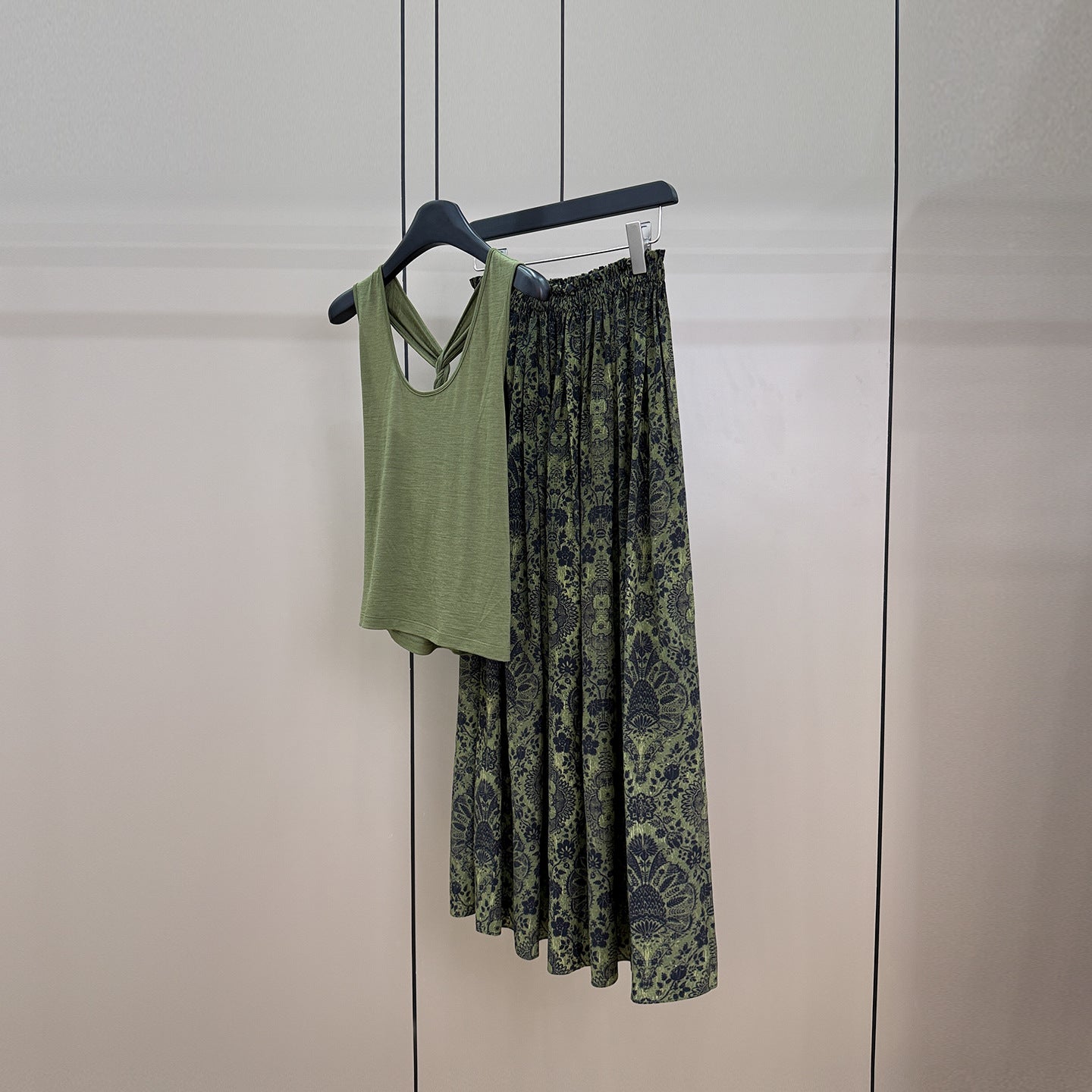 Merino Twist-Top & Seiden-Midi-Jupe Palmprint
