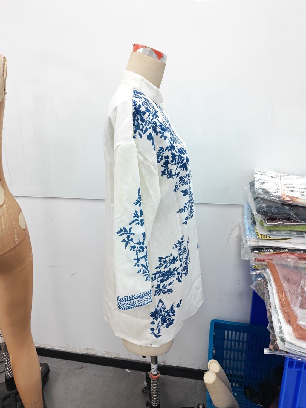 Blau-weisses Langarmshirt mit Porzellan-Print – Bild 6 | LuxeStyle