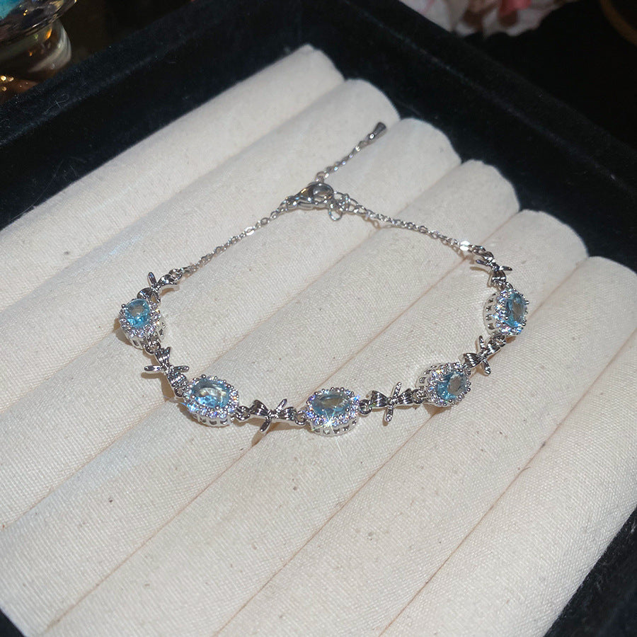 Armreif mit eisblauen Zirkonia