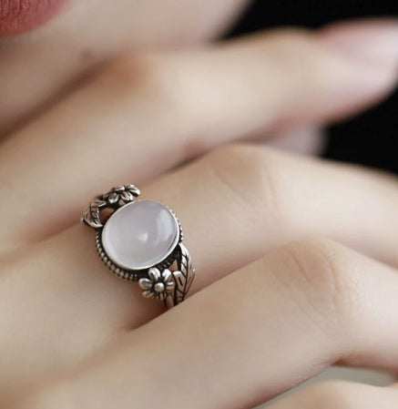 Mondstein-Blütenring «Fleur» – zarter Statement-Ring