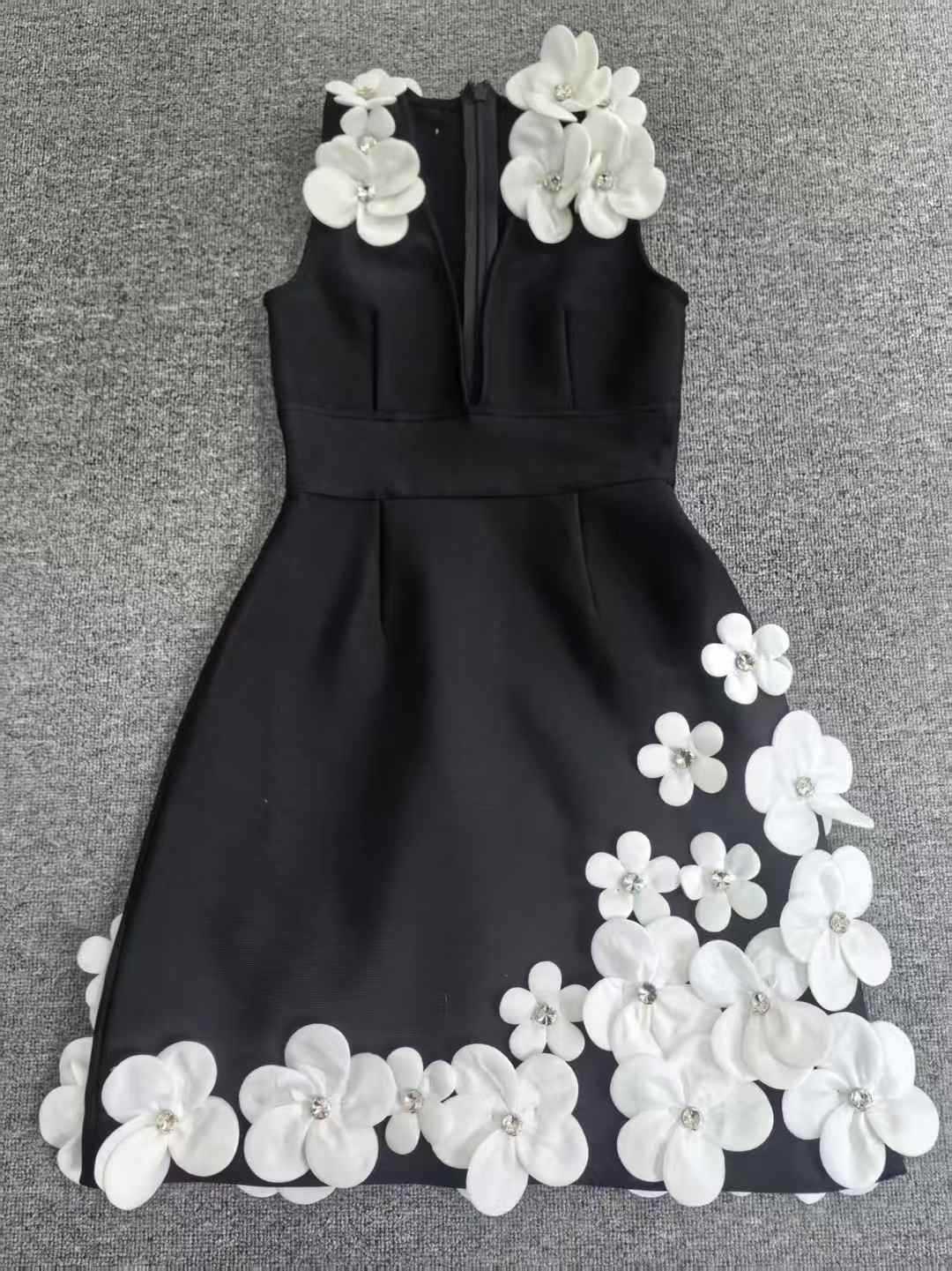 Figurbetontes Bandage-Kleid mit Perlenstickerei – Bild 11 | LuxeStyle