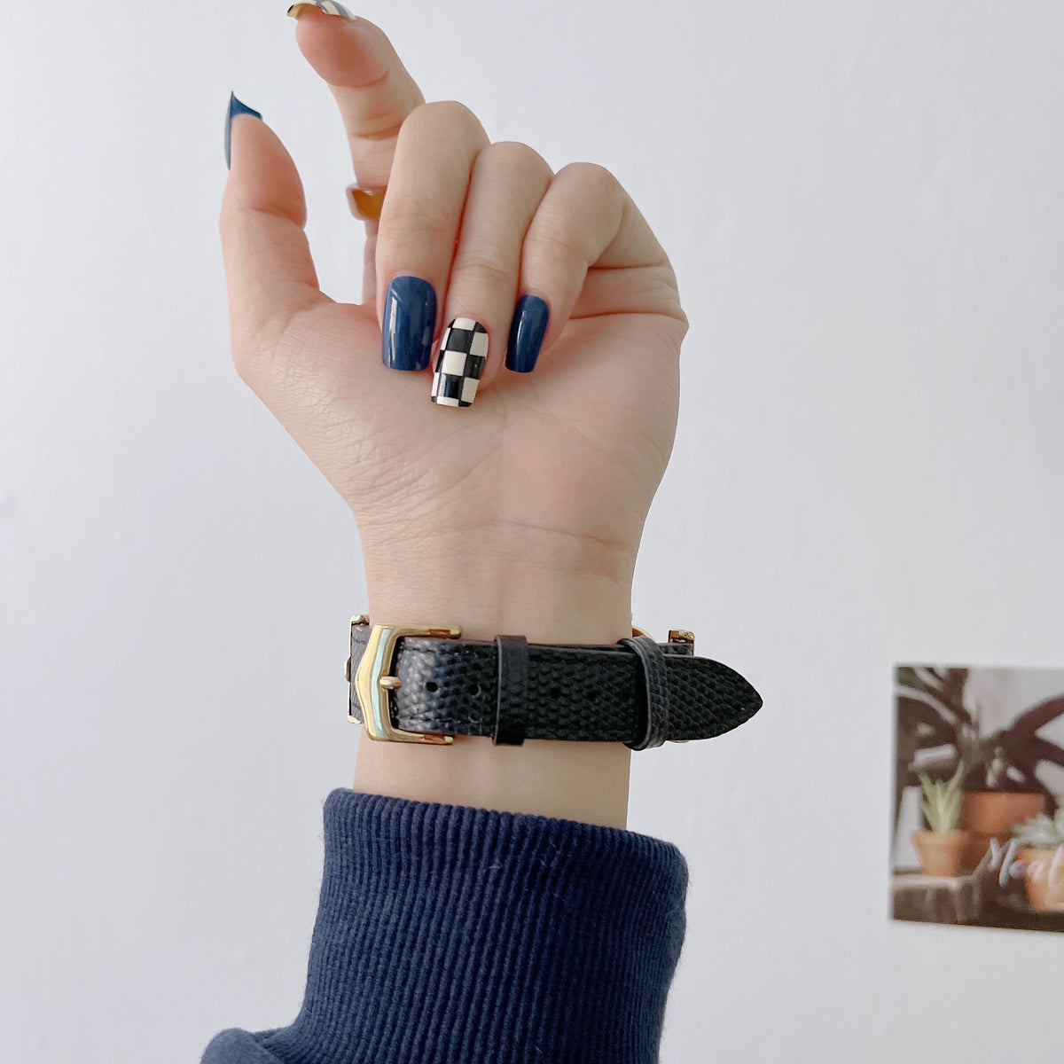 Personalisiertes D-förmiges Lederarmband für Apple Watch – Bild 3 | LuxeStyle