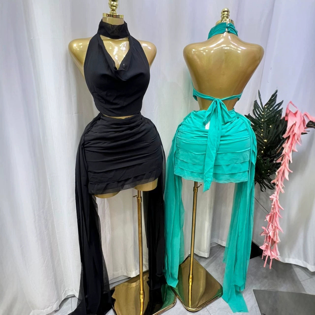 Minikleid mit Cut-Out und Rückenausschnitt