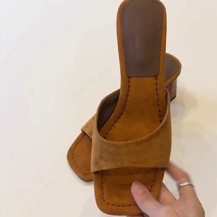 Elegante Nubuk-Sandalen mit Blockabsatz