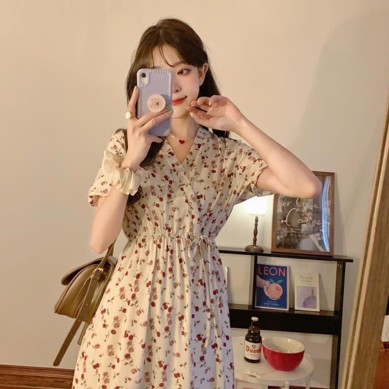 Geblümtes Chiffonkleid mit Taillenschnürung