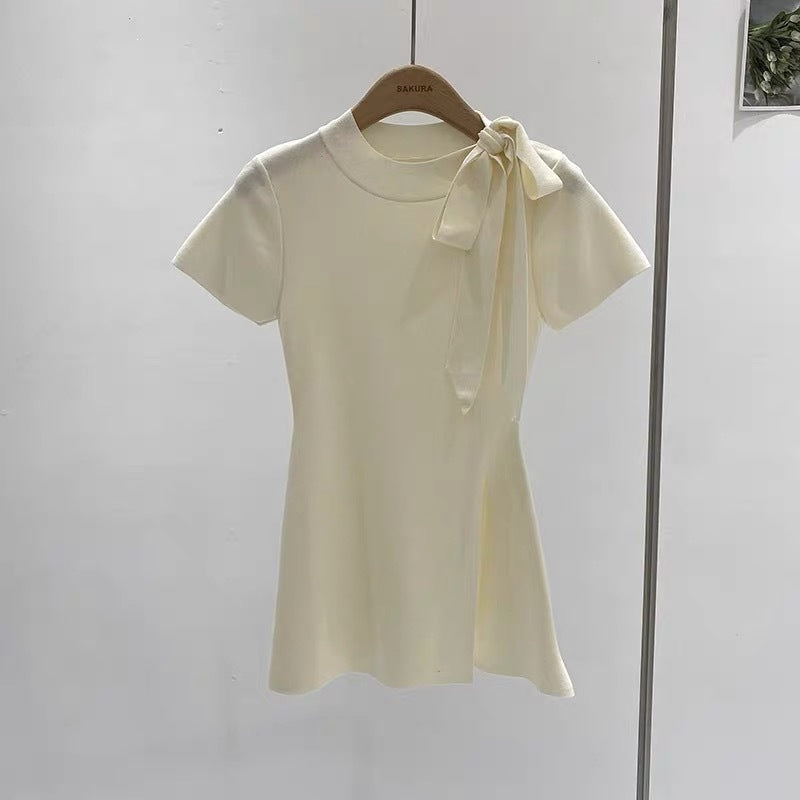 Kurzarm-Kleid mit Schleifendetail