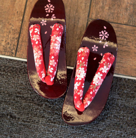 Japanische Holzsandalen mit Stoffoberteil