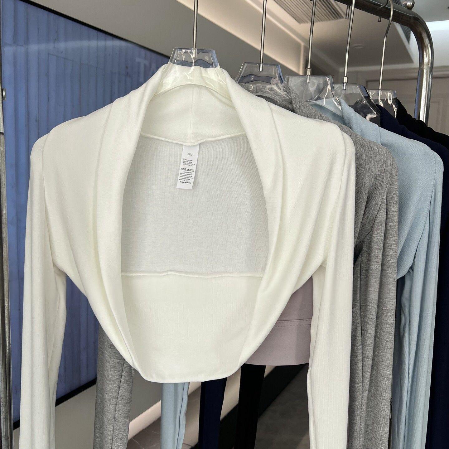 Kurzer Cardigan mit Bolero-Stil