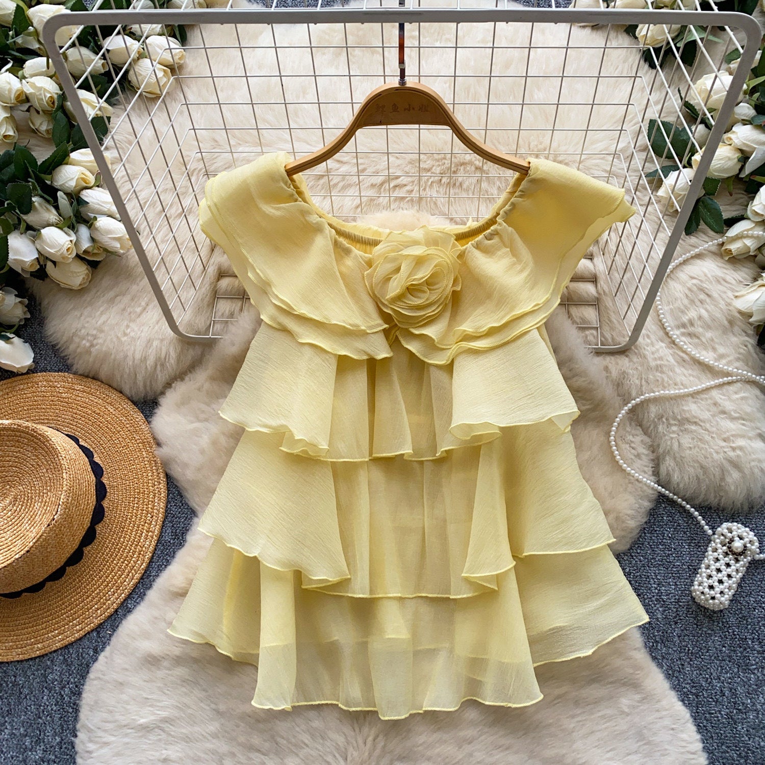 Chiffonbluse mit Rüschensaum und 3D-Effekt