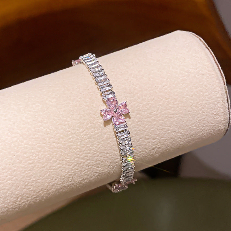 Vintage-Blumenarmreif mit Zirkonia und Blumenverschluss
