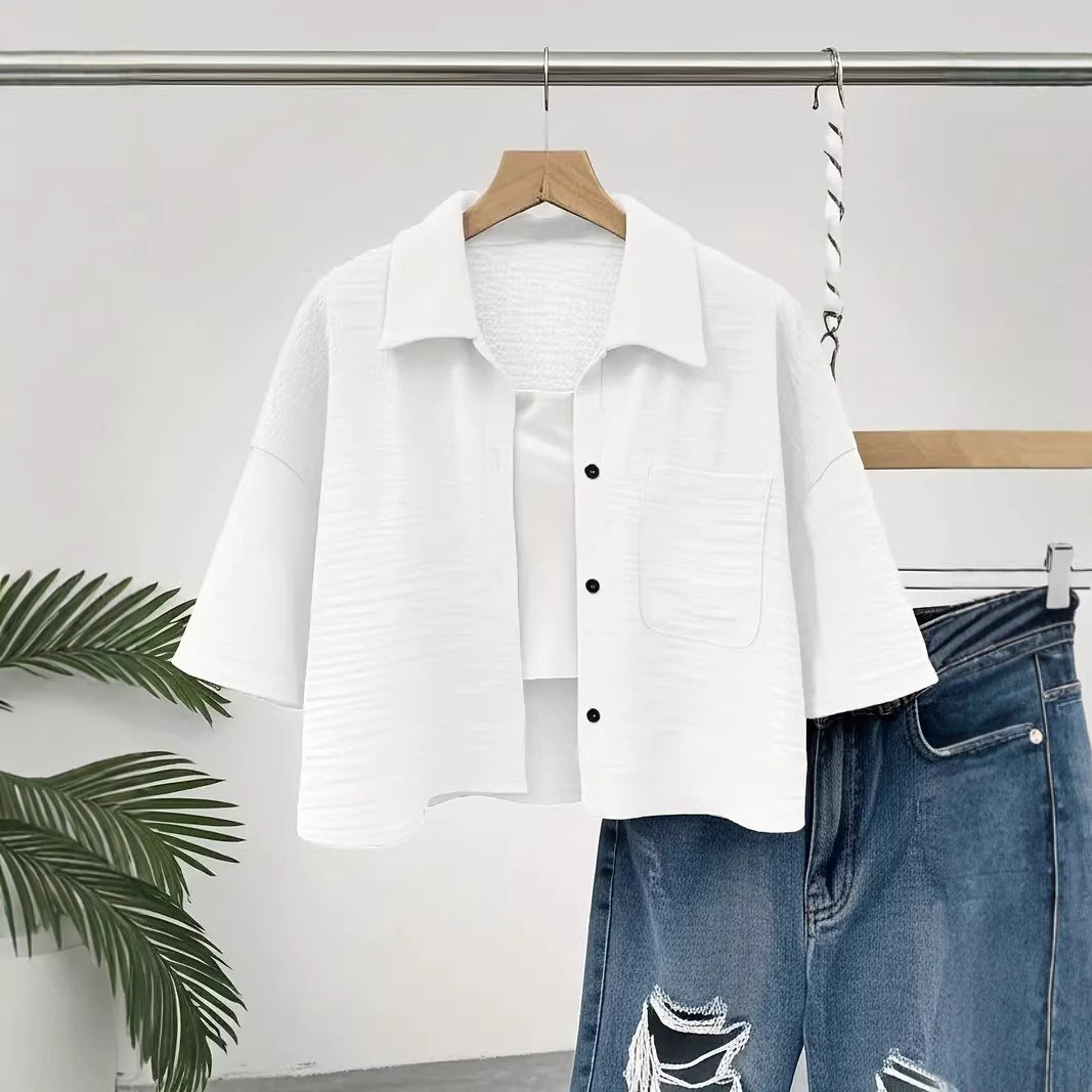 Kurze Bluse mit Knopf-Taschen