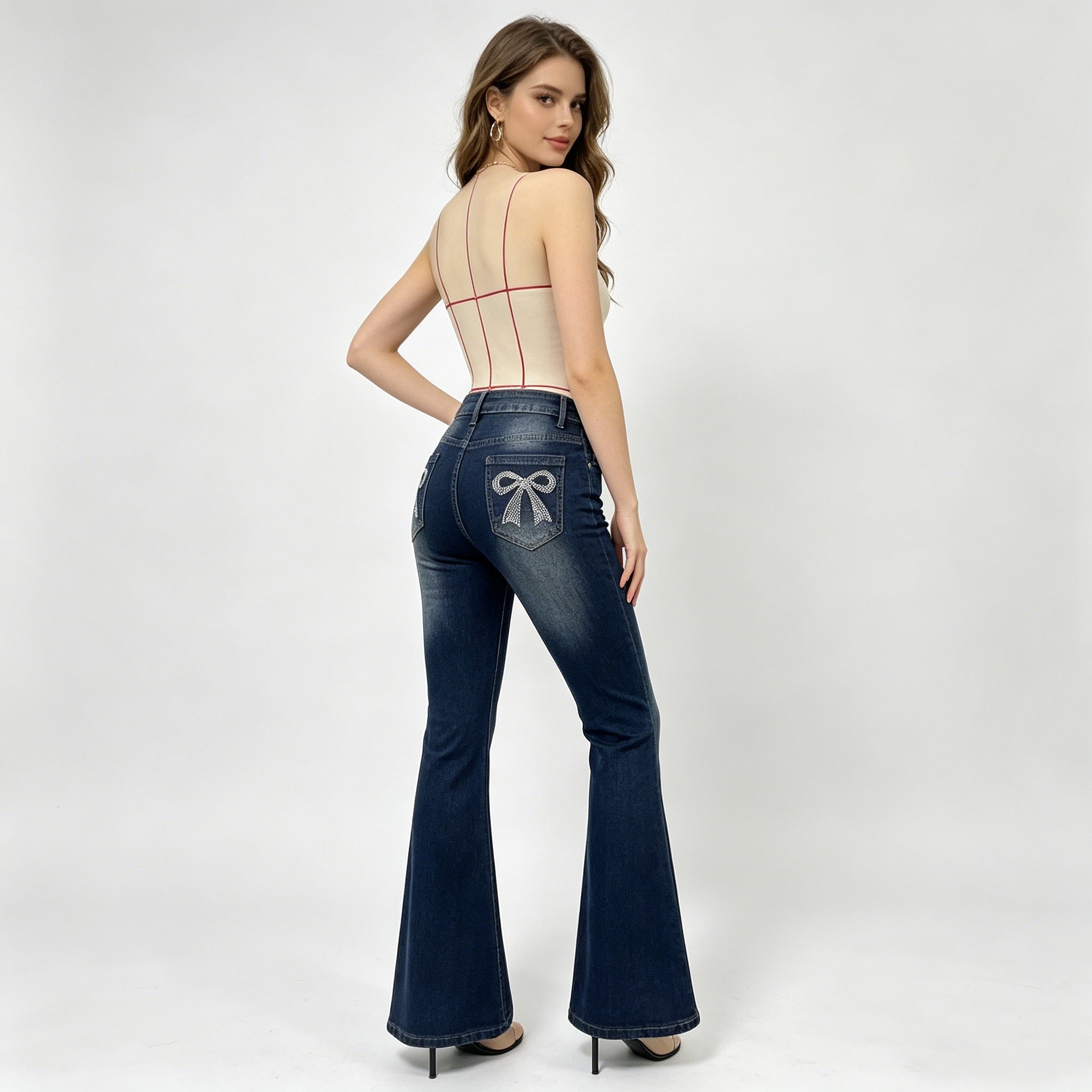 Damenjeans mit weitem Schnitt und Steinchen-Verzierung