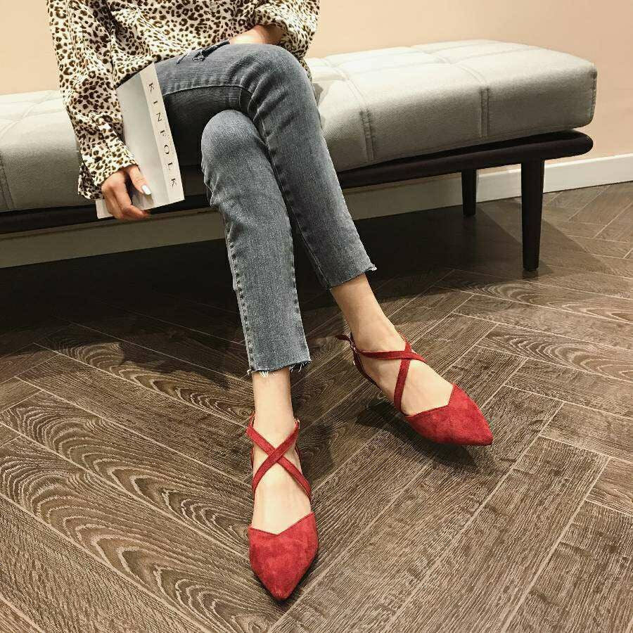 Flache, spitze Zehen Schuhe mit Kreuzband – Schwarz/Rot – Bild 11 | LuxeStyle
