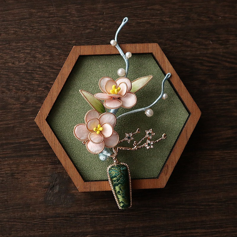 Orientalische Brosche aus Seide und Reisperlen | LuxeStyle
