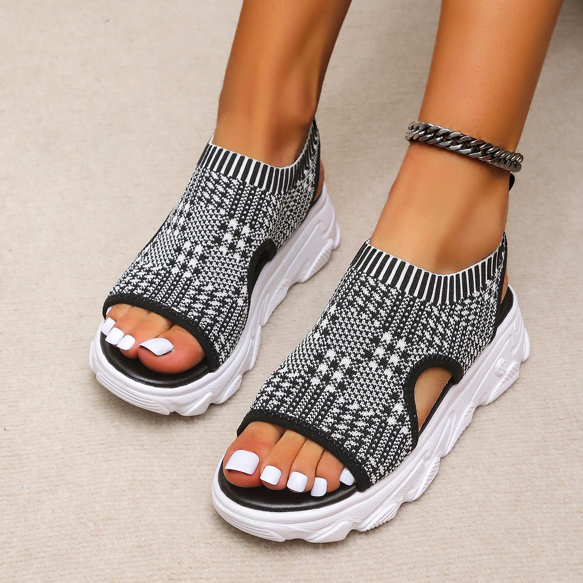 Gewobene Plateau-Sandalen mit mittlerem Absatz – Bild 9 | LuxeStyle
