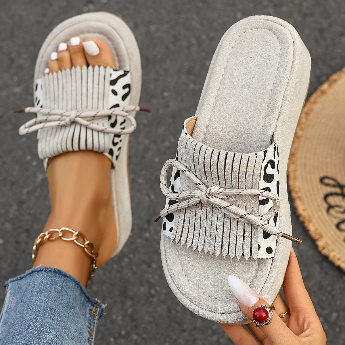 Plateau-Slipper mit Leopardenmuster und Quaste