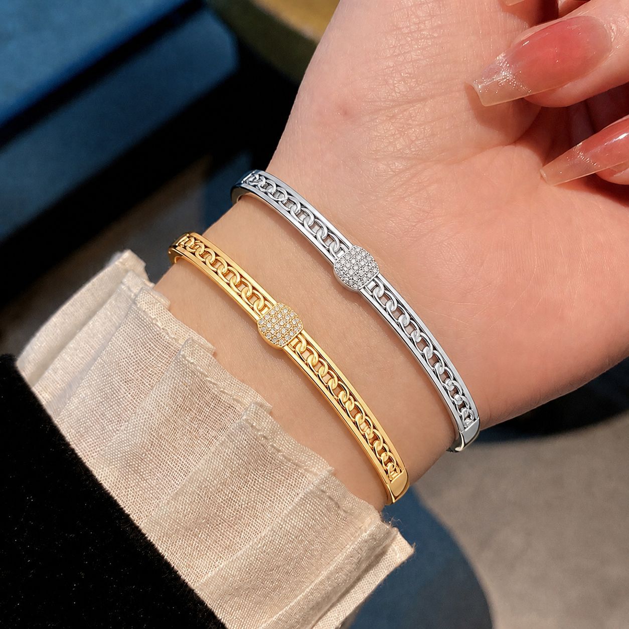 Kettenstrukturiertes Armband mit Diamanten