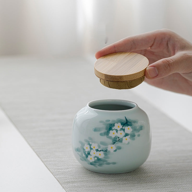 Misty Blue Keramik Teedose “Spring Snow” – Bild 3 | LuxeStyle