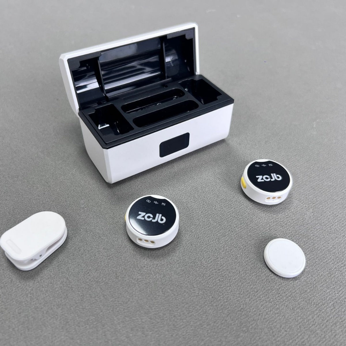 Drahtloses Kragen-Mikrofon-Set mit Ladebox