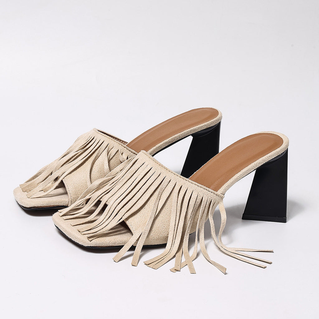High Heels mit Quasten und eckiger Spitze