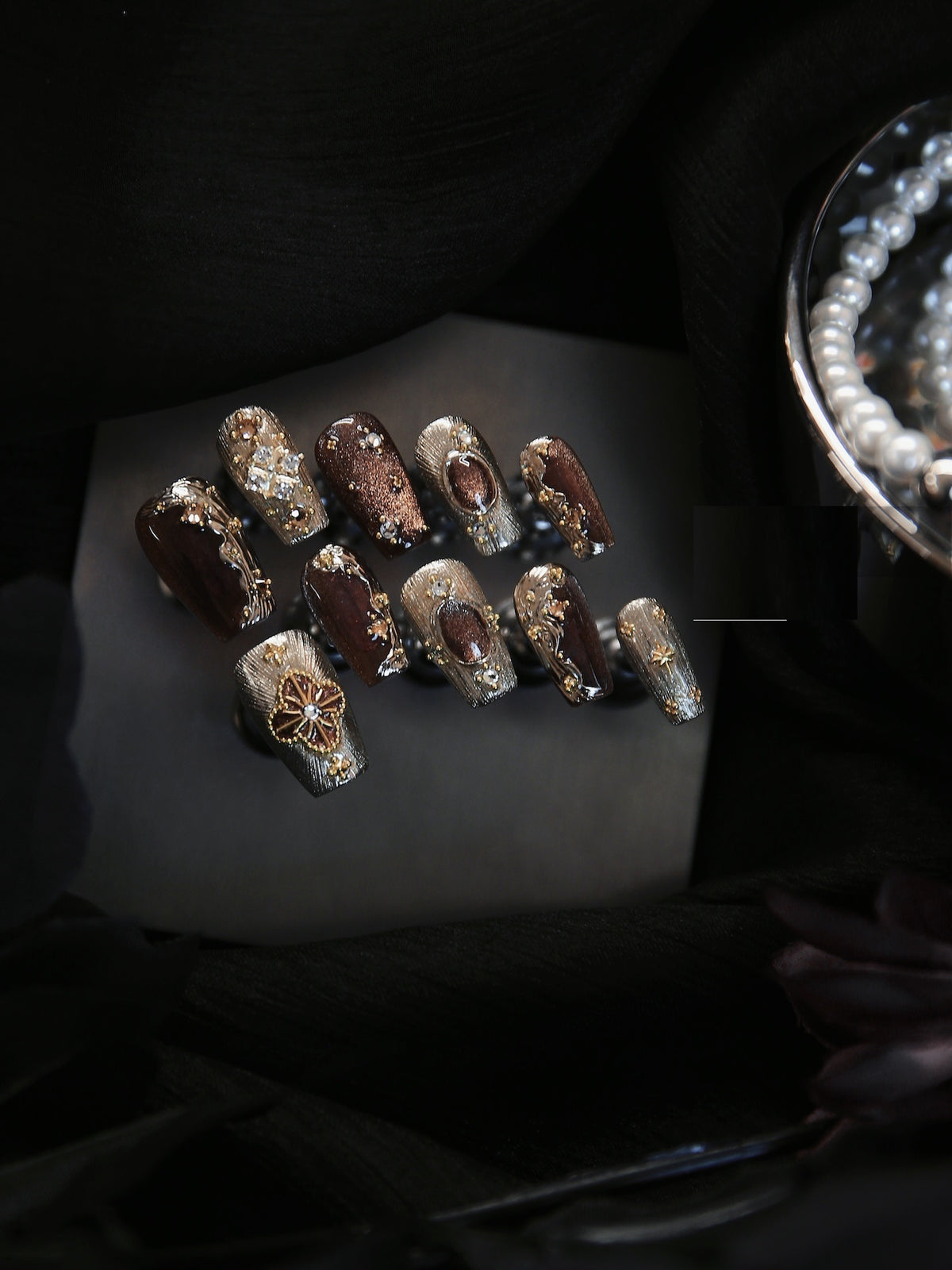 Buchilati Gold-Amber Maillard Kunstnägel – Bild 4 | LuxeStyle