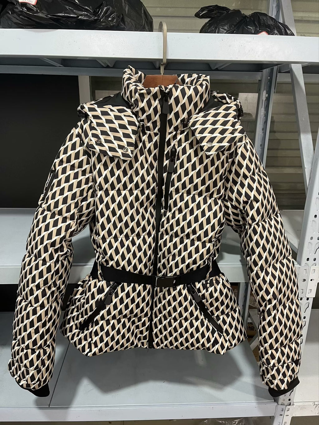 Gefütterte Ski-Pufferjacke mit Kapuze