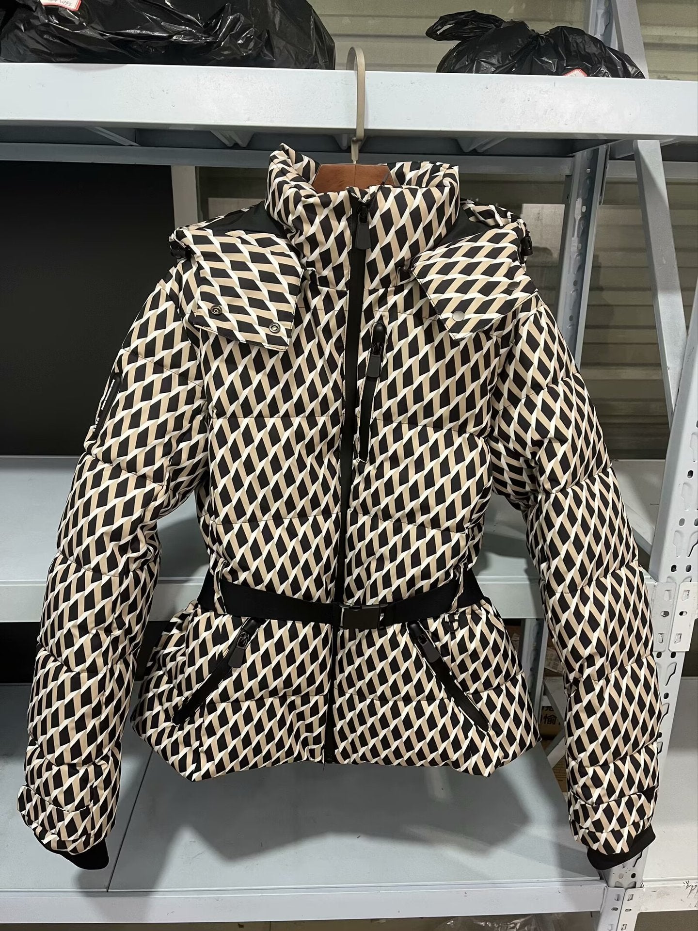 Gefütterte Ski-Pufferjacke mit Kapuze