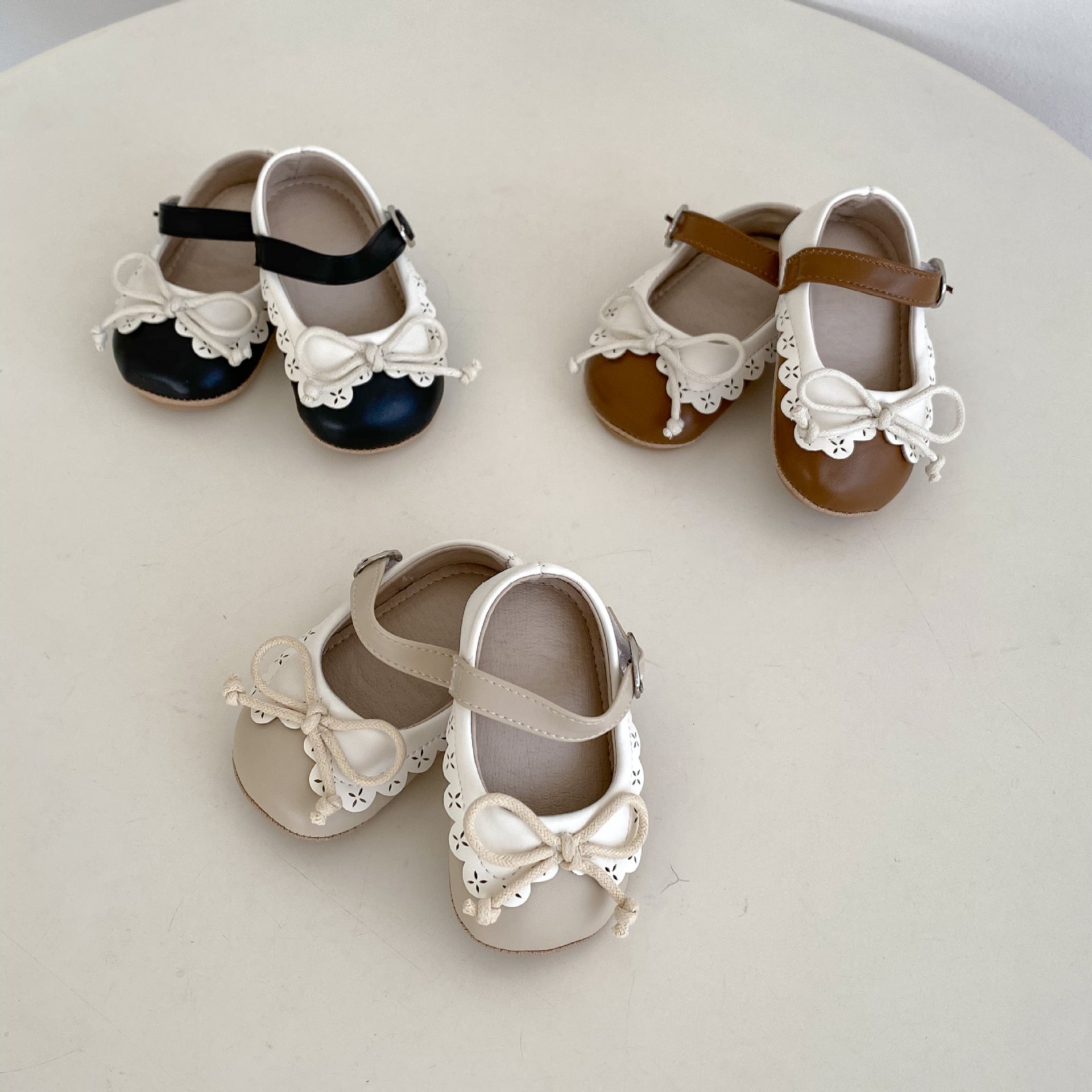 Retro-Lauflernschuhe mit Schleife