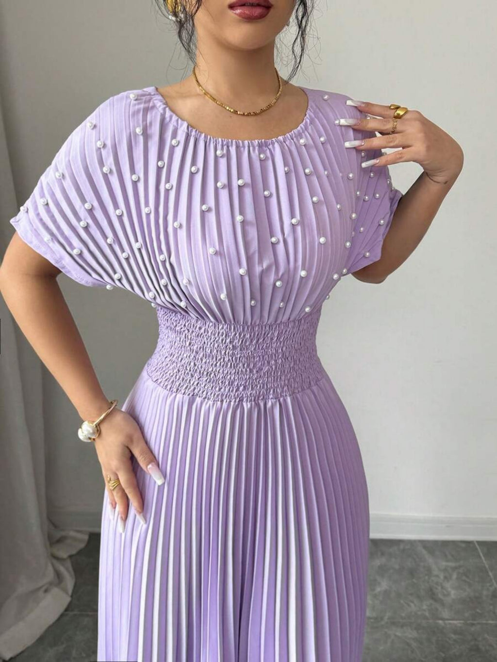 Damen Faltenkleid mit Perlen-Detail – Bild 3 | LuxeStyle