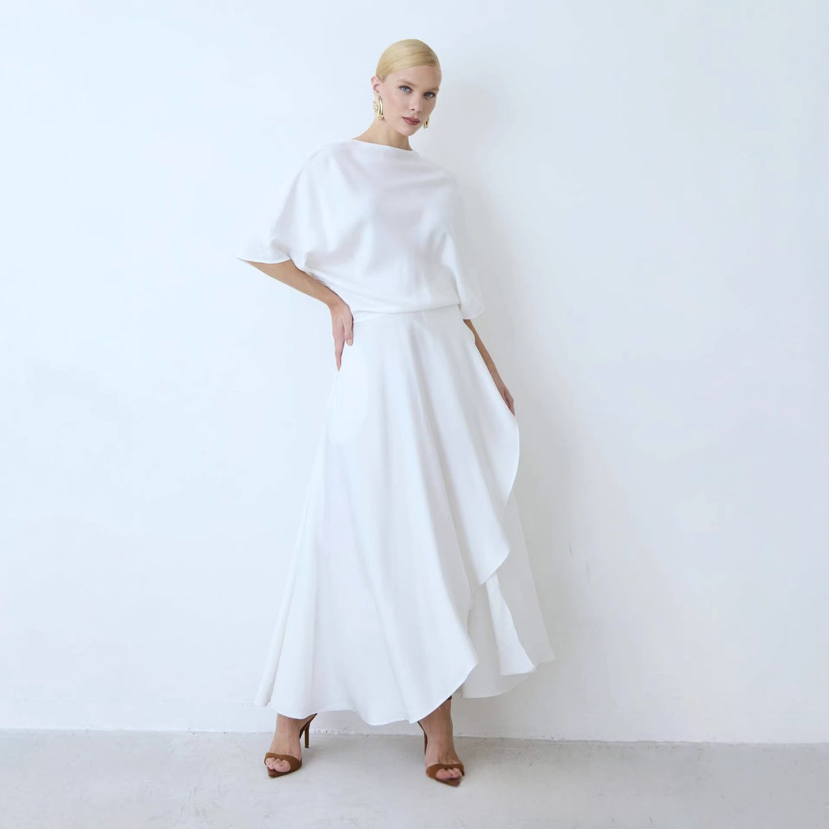 Satin-Kleid mit Rundhals und Schlitz | LuxeStyle