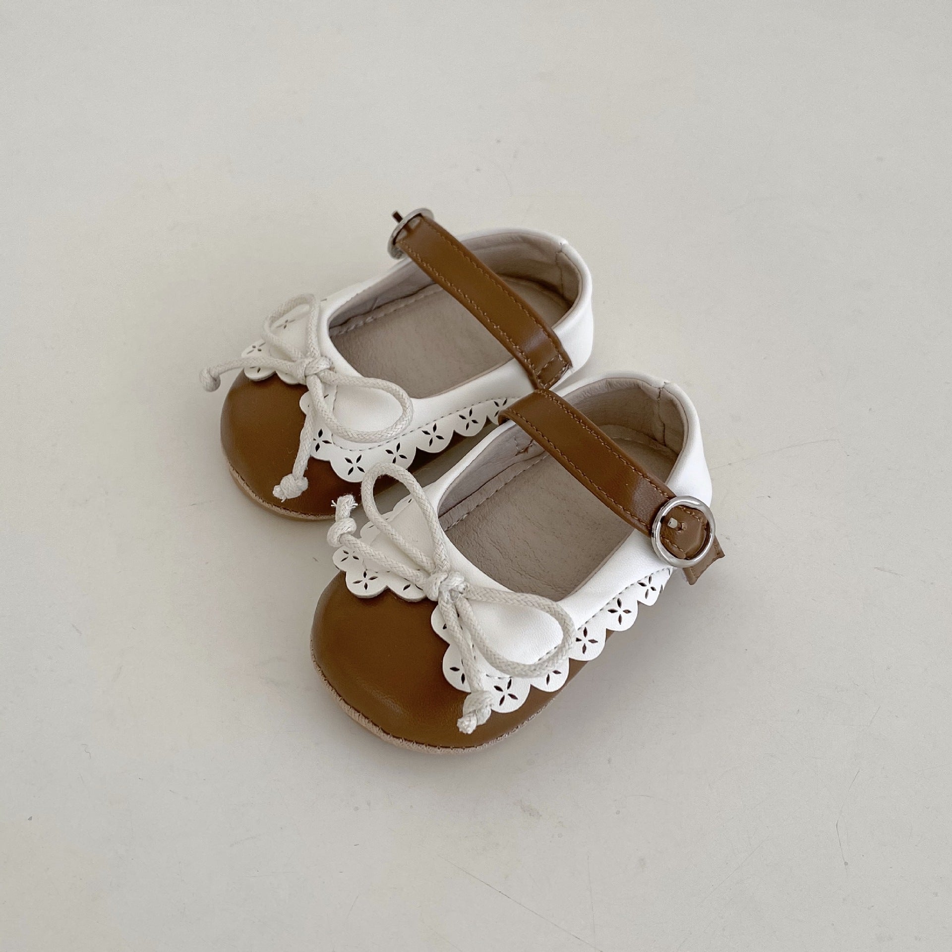 Retro-Lauflernschuhe mit Schleife