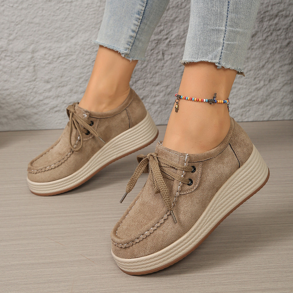 Chunky-Pumps mit Schnürung aus Wildleder