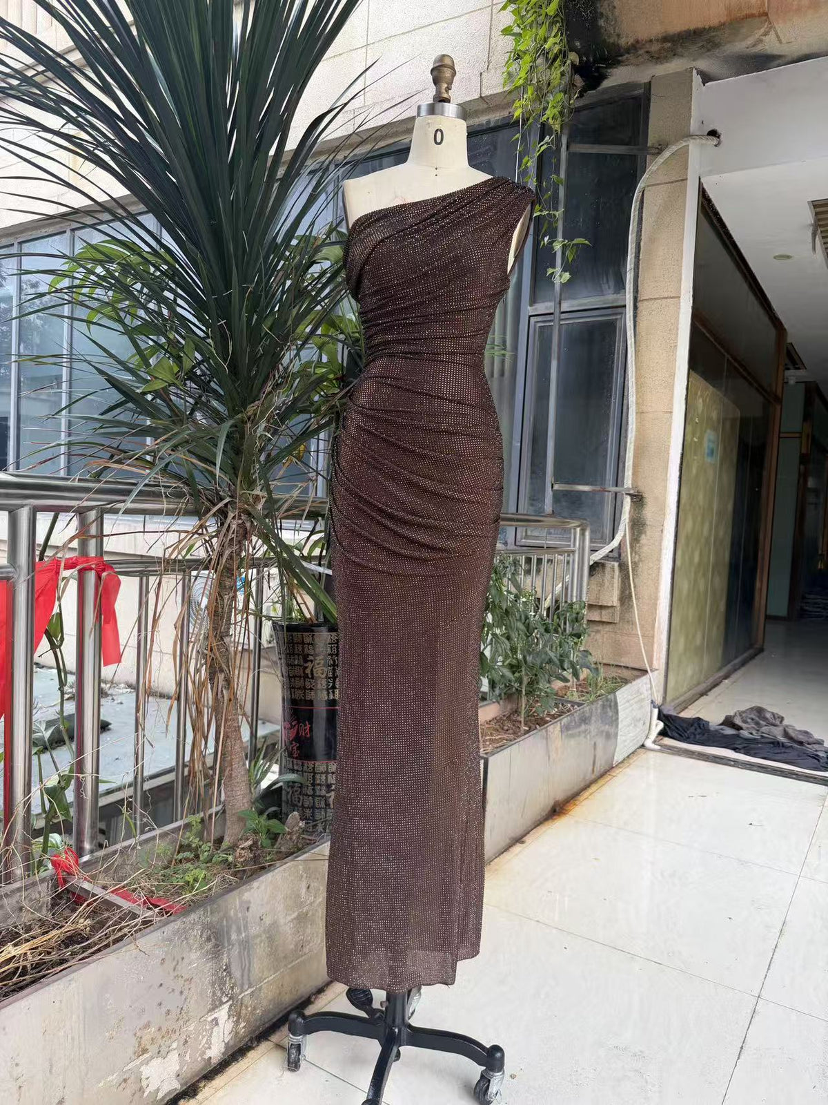 Off-Shoulder Long Kleid in Beige – Bild 7 | LuxeStyle