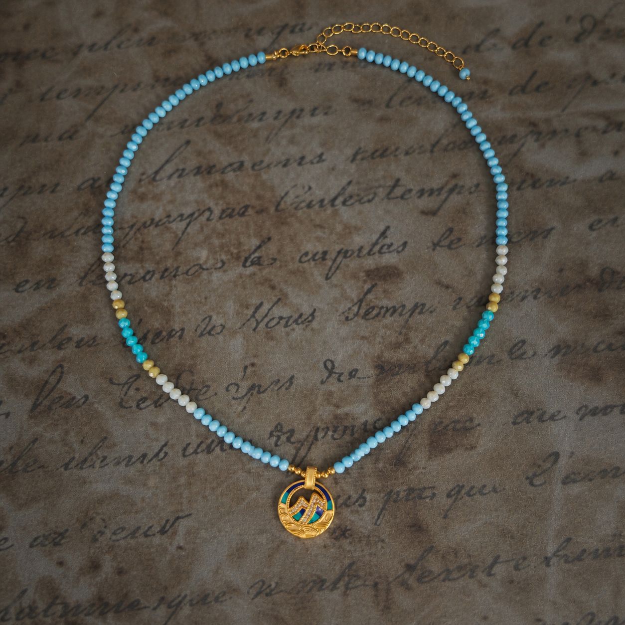 Blaue Perlenkette