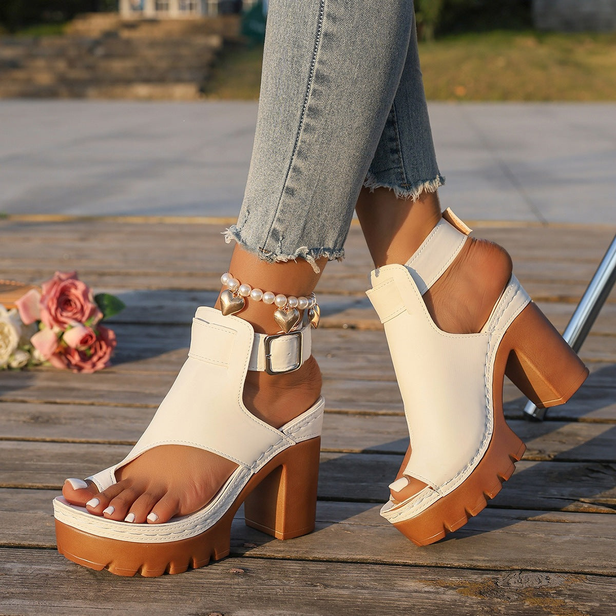 Peep-Toe Sandalen mit Chunky-Absatz