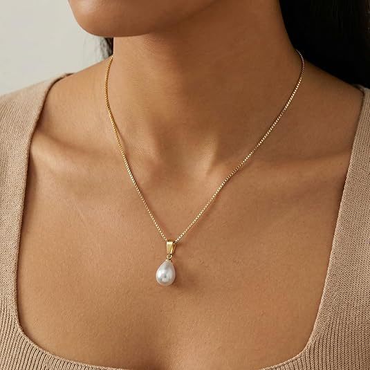 Goldfarbene Edelstahl-Halskette mit Barock-Perlen-Anhänger an Model