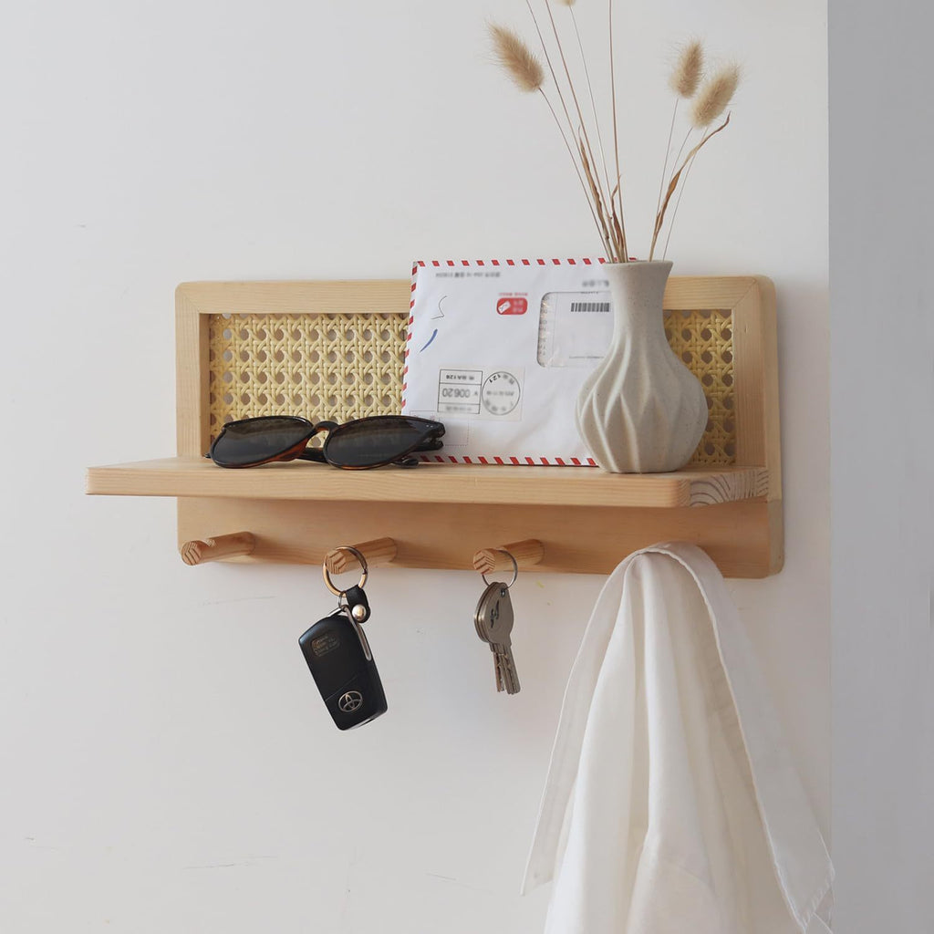 Holz-Garderobe mit Rattan