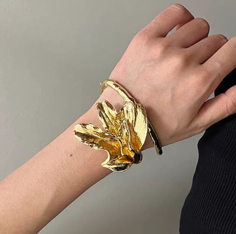 Metall Armreif mit Hufeisen-Glockenblumen – Bild 4 | LuxeStyle