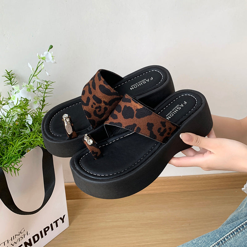 Plateau-Sandalen mit Zehensteg im Leo-Look