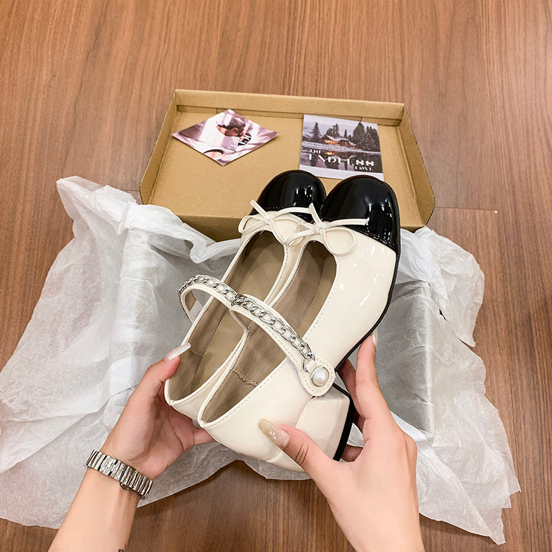 Mary Jane Slip-On Schuhe mit Kettenverzierung
