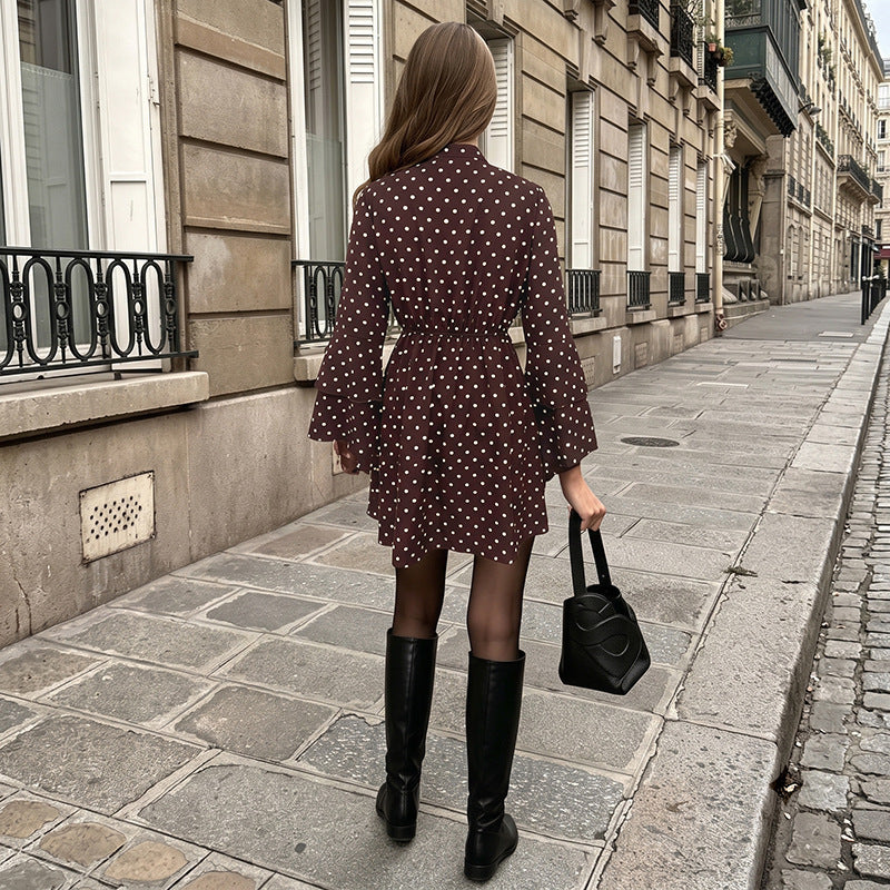 Gepunktetes Mini-Kleid mit V-Ausschnitt