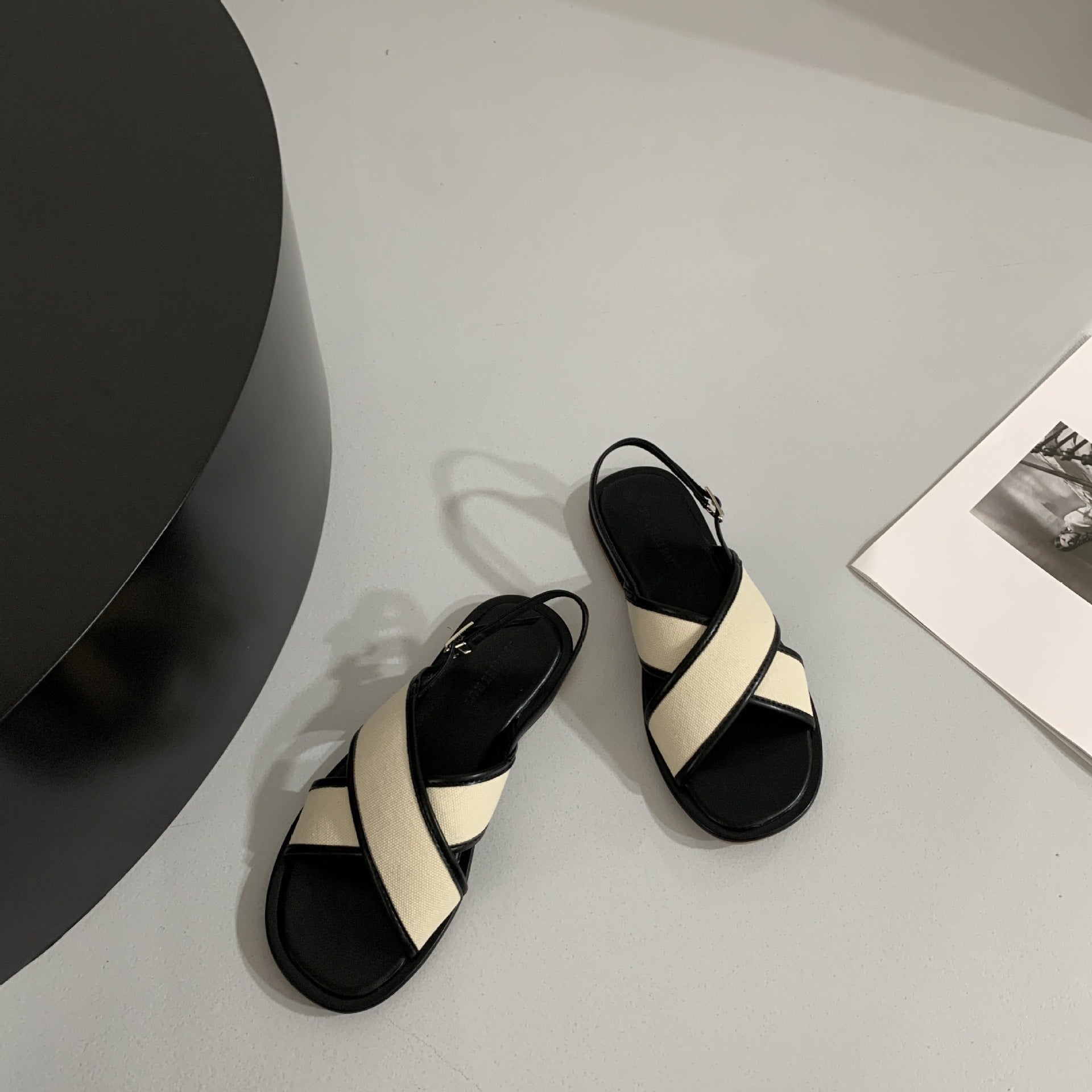 Retro-Sandalen mit Kreuzriemen