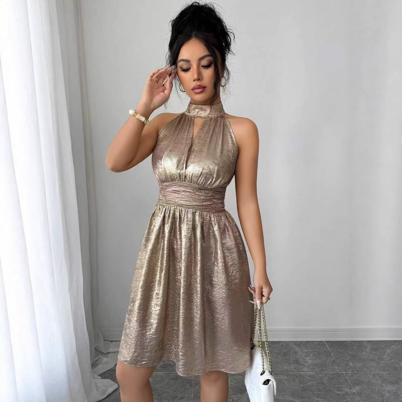 Glänzendes Abendkleid mit Taillebetonung