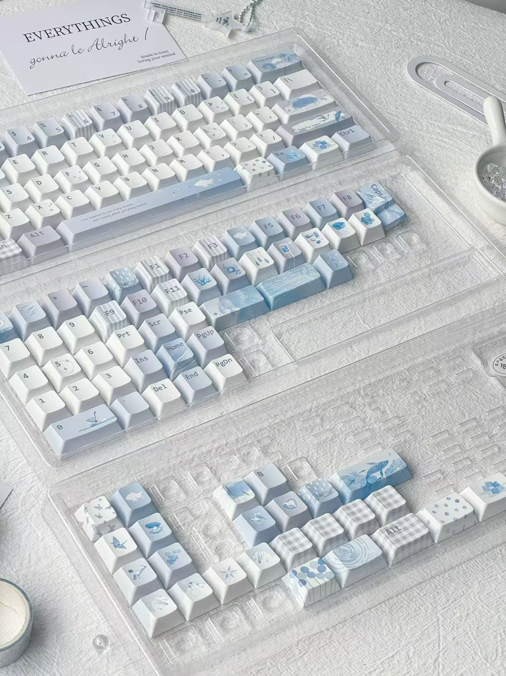 Blaue Tastaturknöpfe mit transparentem Design