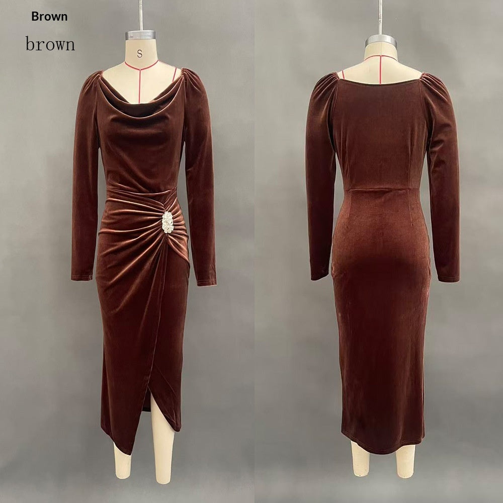 Samtkleid mit langen Ärmeln und Schlitz