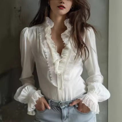 Weisse Bluse mit Spitze im französischen Stil