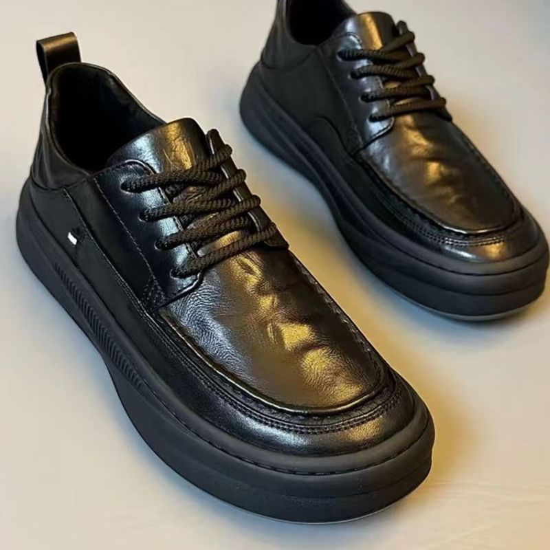 Leichte Herrenschuhe aus Lederimitat