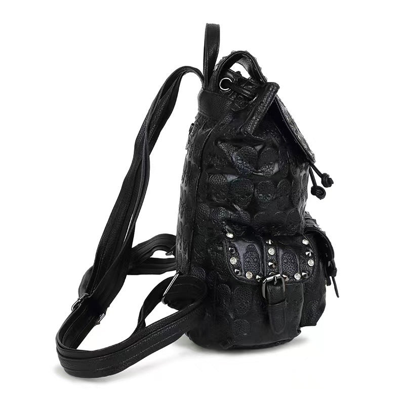 Lederrucksack mit Nieten und Diamanten