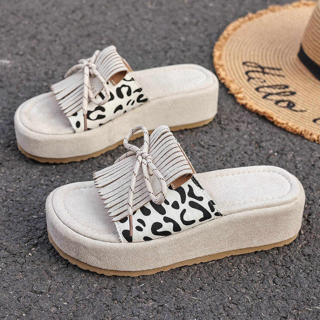 Plateau-Slipper mit Leopardenmuster und Quaste